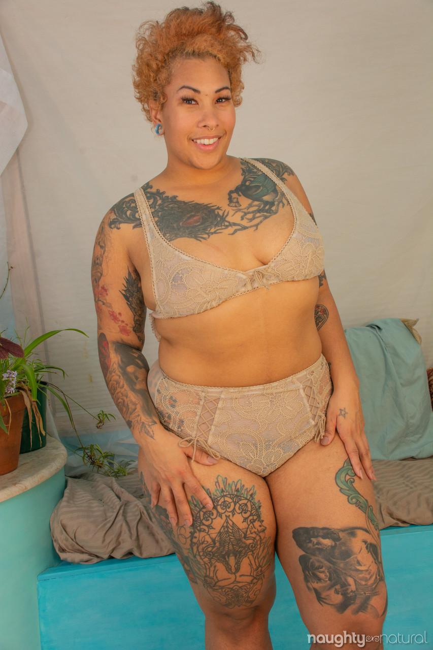 Chubby ebony with tattoos Valentine Von Bettie undresses and masturbates.